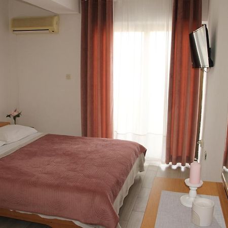 Motel "Tri Lovca" Книн Екстериор снимка