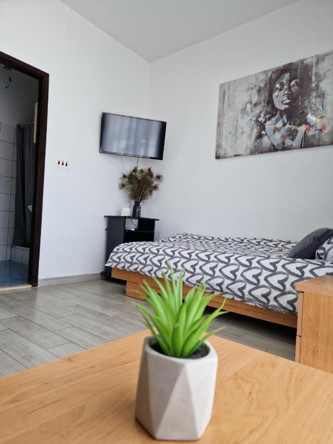 Motel "Tri Lovca" Книн Екстериор снимка