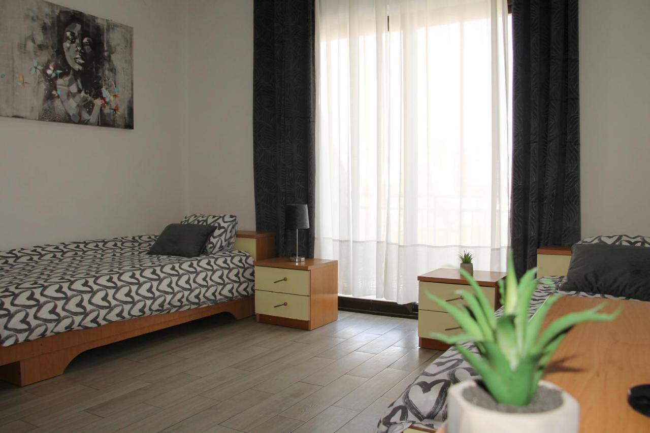 Motel "Tri Lovca" Книн Екстериор снимка