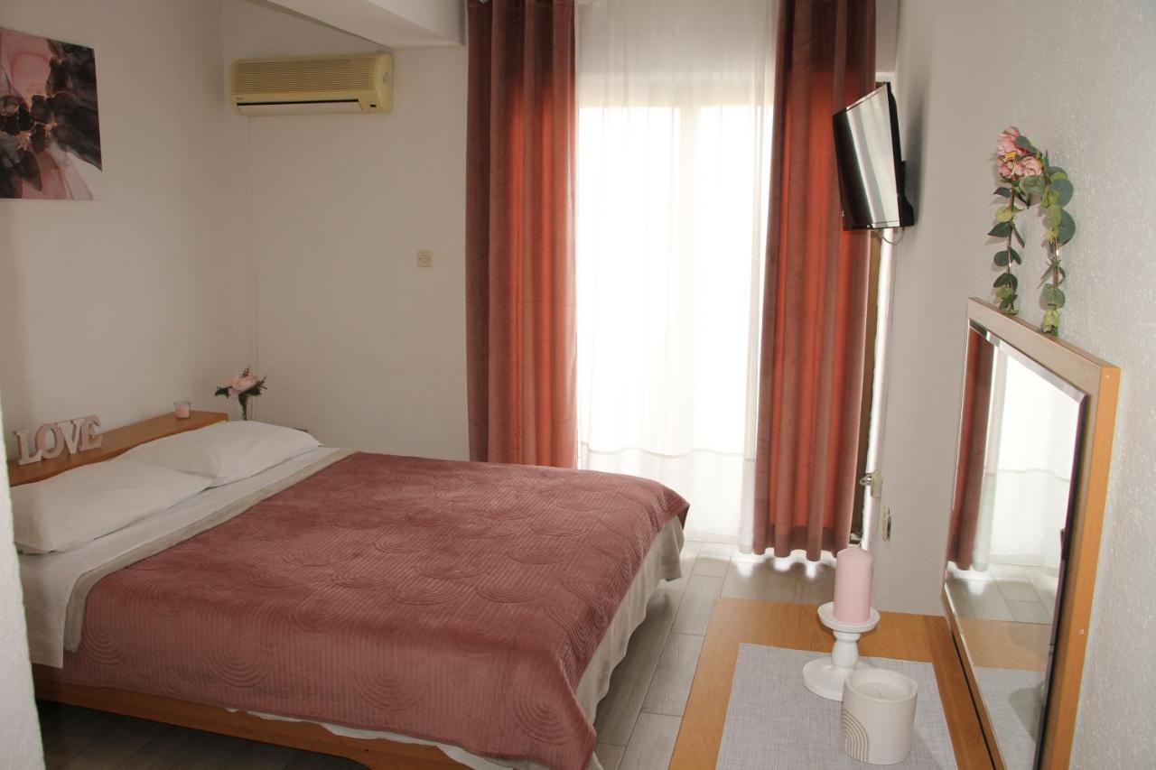 Motel "Tri Lovca" Книн Екстериор снимка