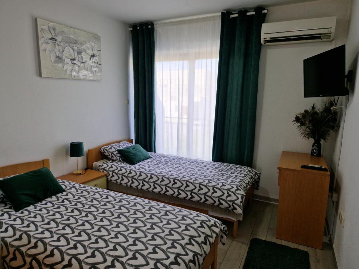 Motel "Tri Lovca" Книн Екстериор снимка