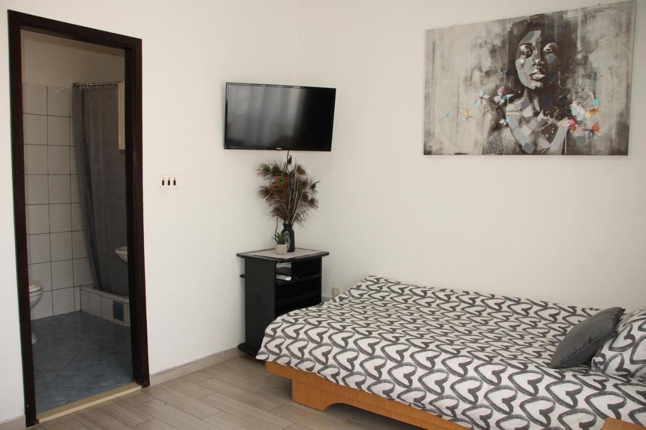 Motel "Tri Lovca" Книн Екстериор снимка