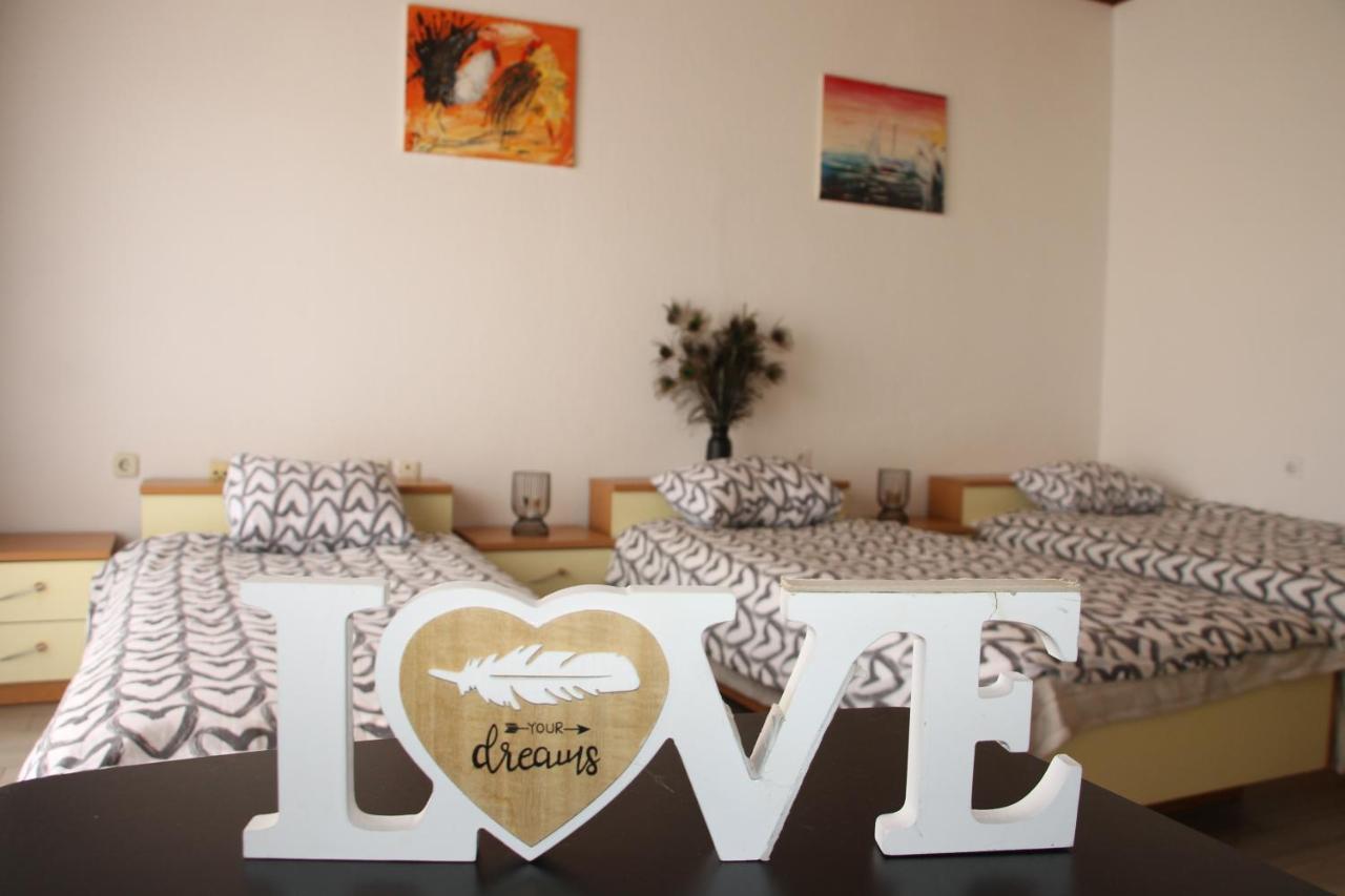 Motel "Tri Lovca" Книн Екстериор снимка