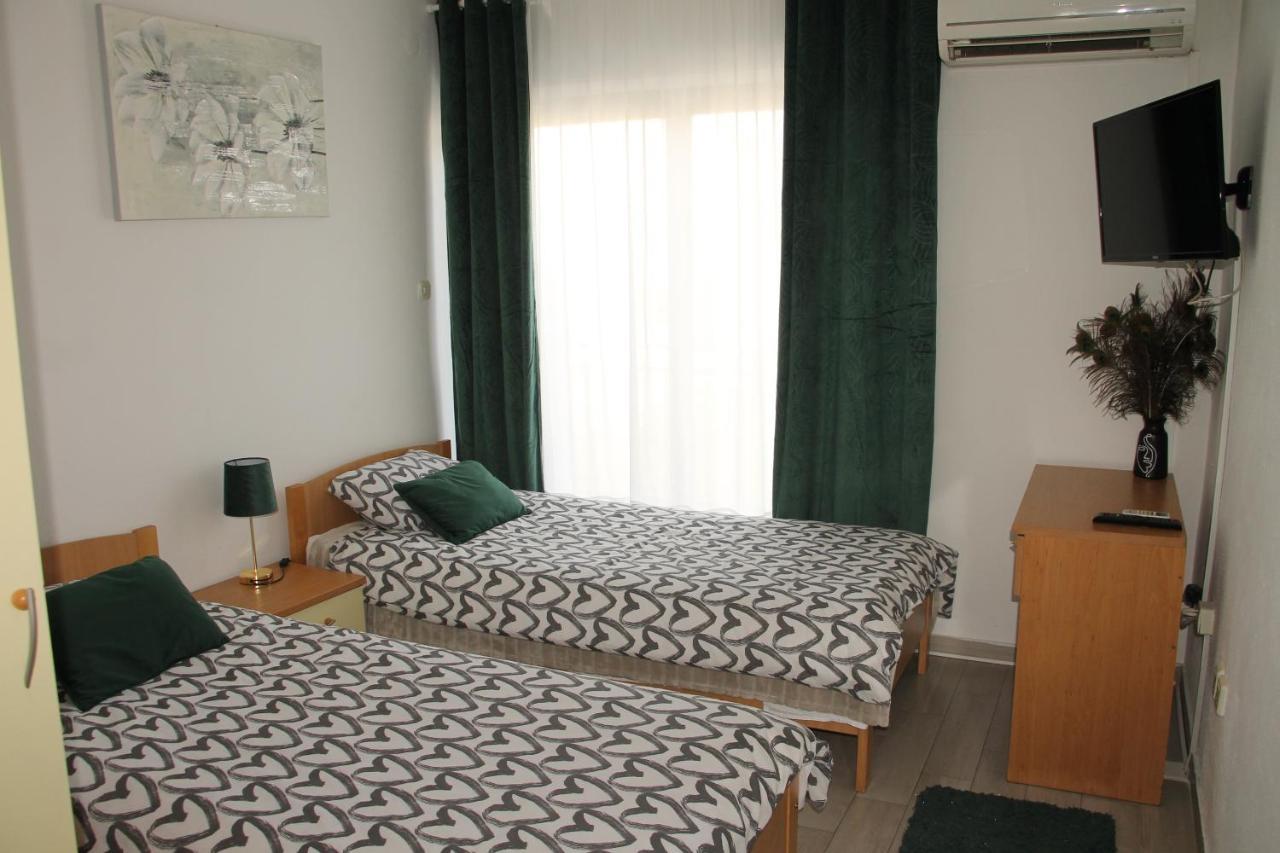 Motel "Tri Lovca" Книн Екстериор снимка