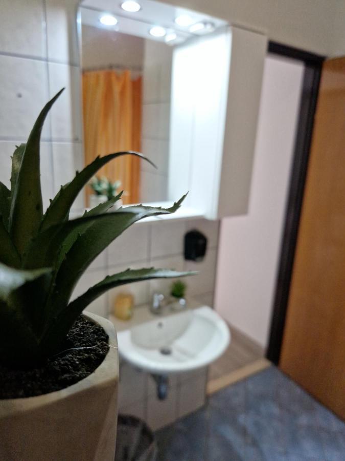 Motel "Tri Lovca" Книн Екстериор снимка