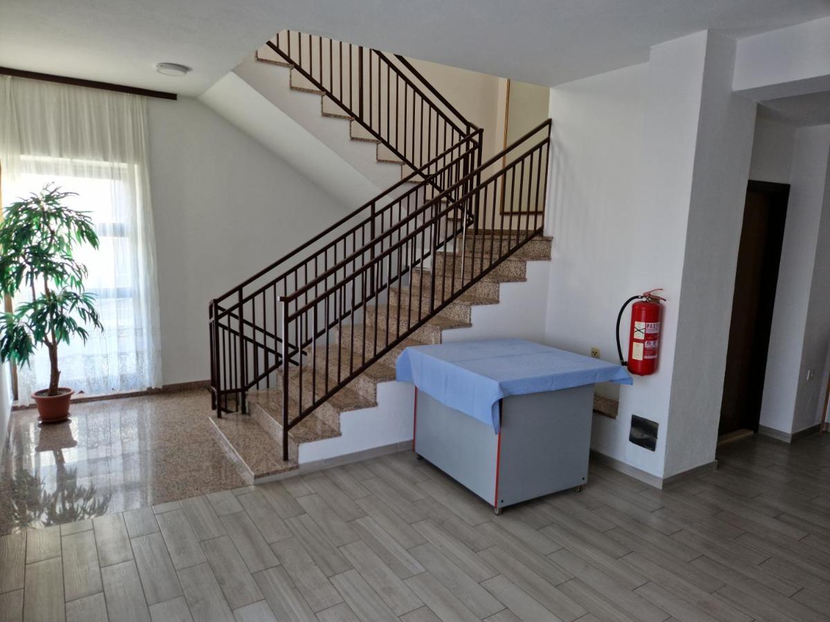 Motel "Tri Lovca" Книн Екстериор снимка