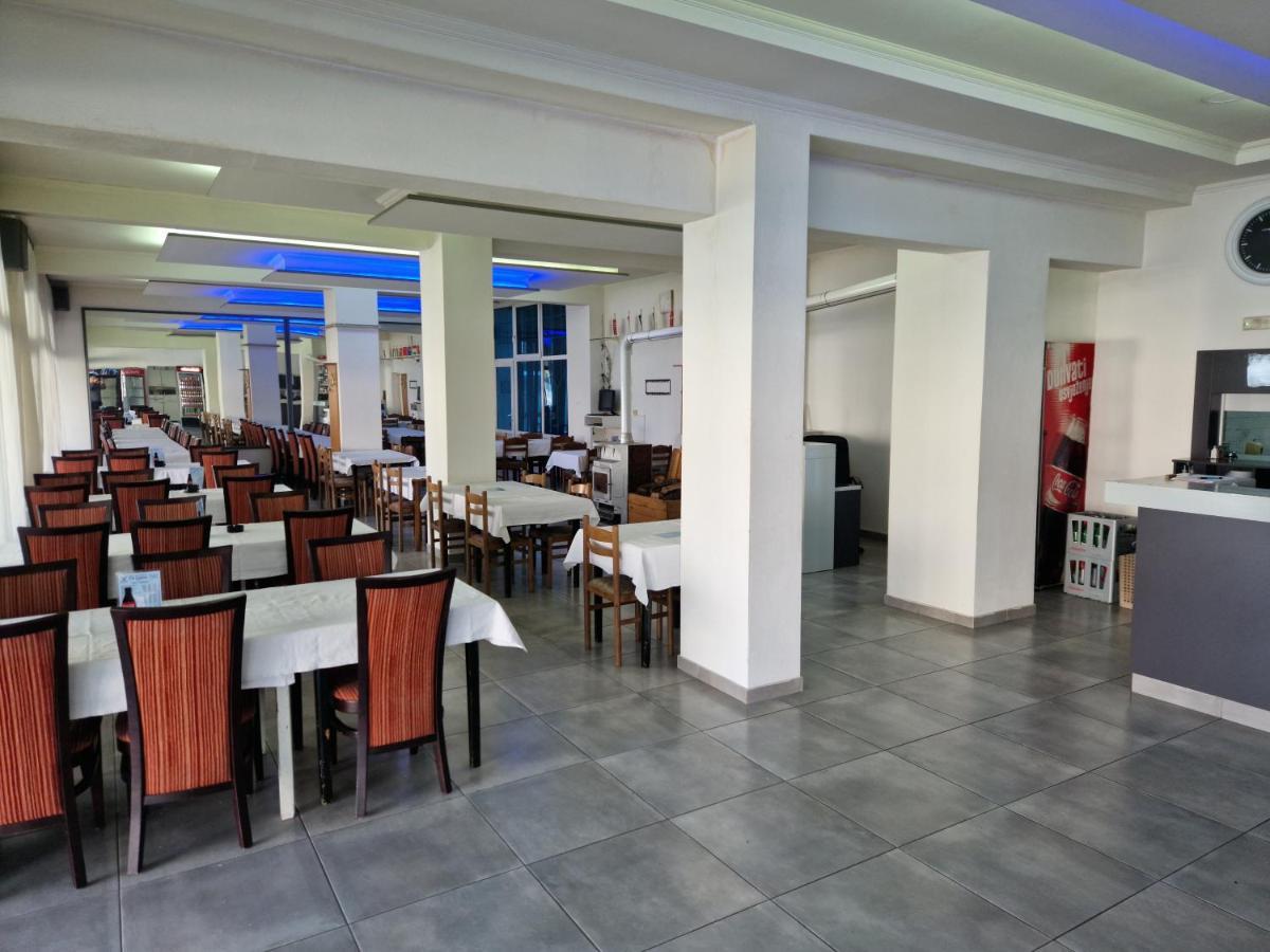 Motel "Tri Lovca" Книн Екстериор снимка