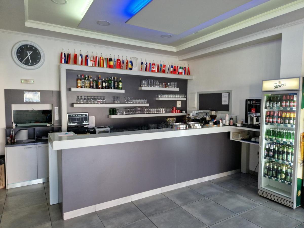 Motel "Tri Lovca" Книн Екстериор снимка