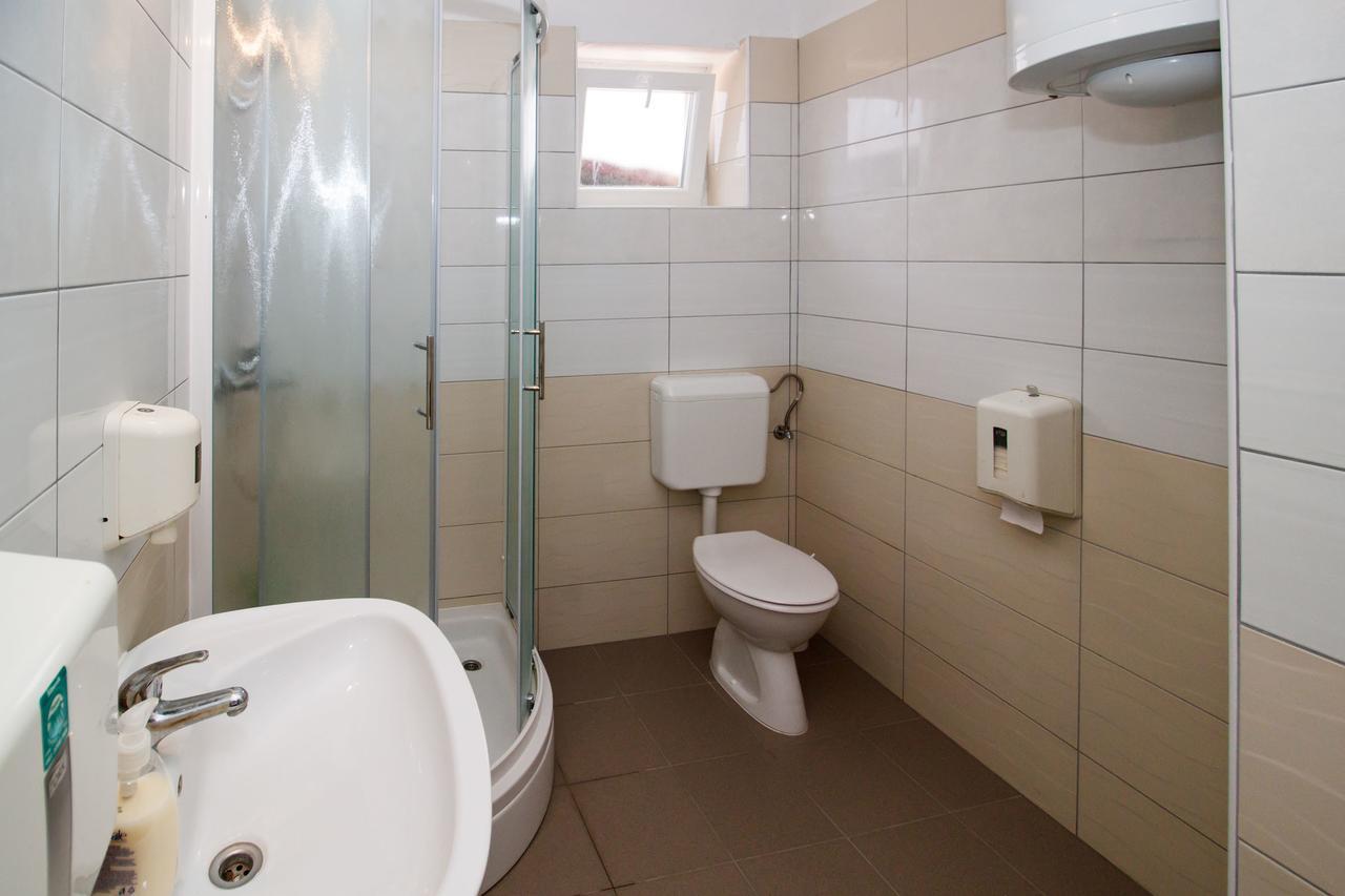 Motel "Tri Lovca" Книн Екстериор снимка
