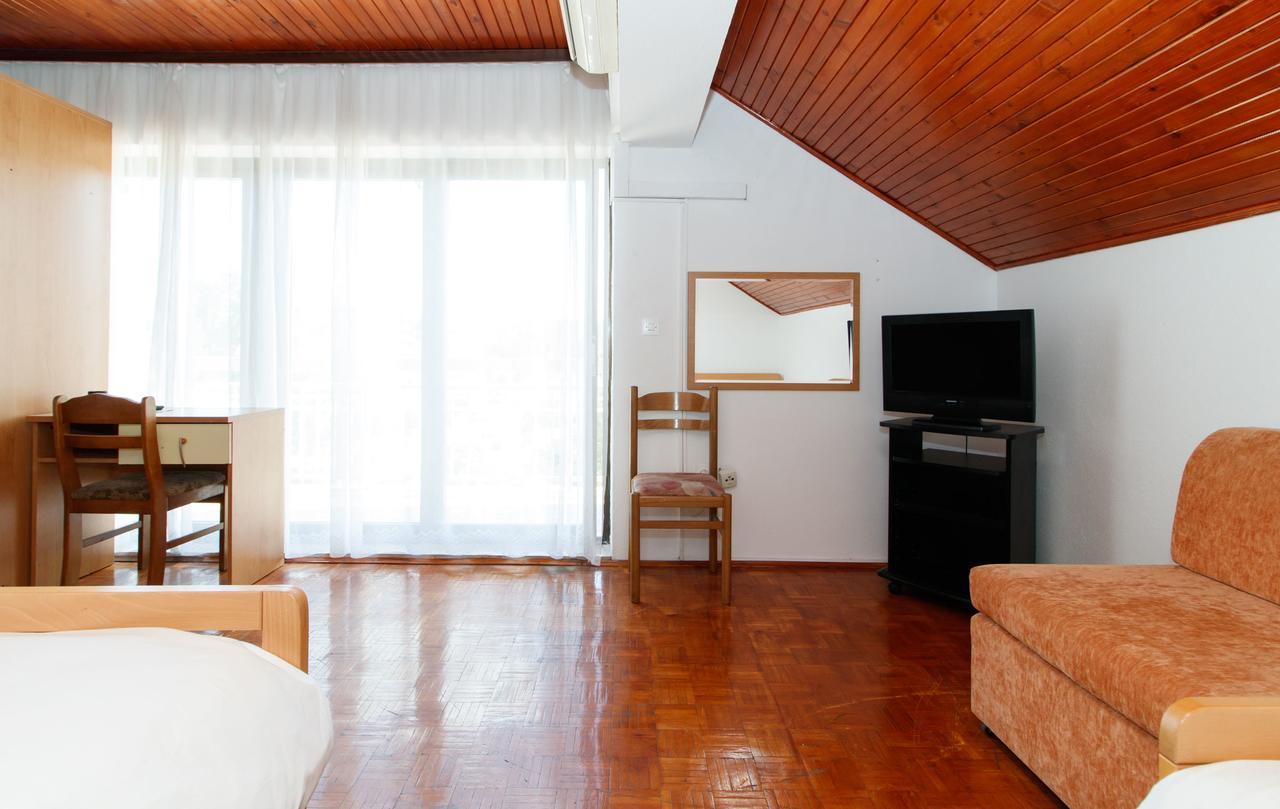 Motel "Tri Lovca" Книн Екстериор снимка