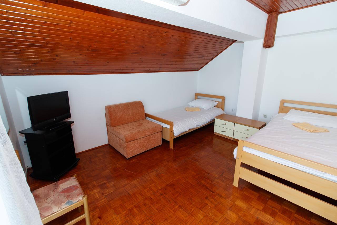 Motel "Tri Lovca" Книн Екстериор снимка